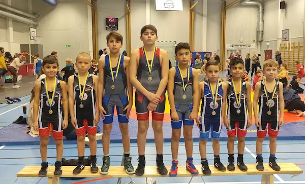 Unga brottare med medaljer