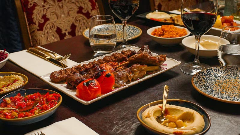 Grillat kött på restaurang Meza i Uppsala